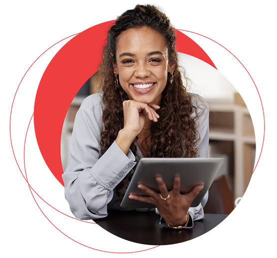 Dois colegas sorrindo olhando para um laptop